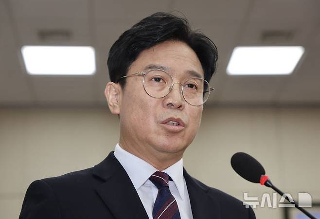 [서울=뉴시스] 김명년 기자 = 김영훈 고용노동부 장관 후보자가 16일 오전 서울 여의도 국회 환경노동위원회에서 열린 인사청문회에서 발언하고 있다. 2025.07.16. kmn@newsis.com