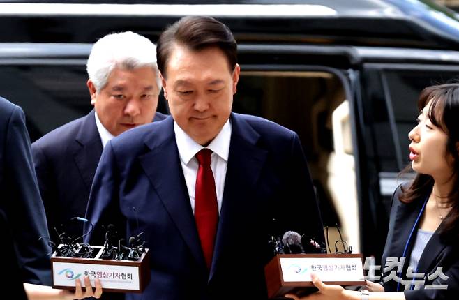 12·3 비상계엄과 관련해 특검의 수사를 받는 윤석열 전 대통령이 두 번째 영장실질심사를 받기 위해 9일 오후 서울 서초구 중앙지법으로 출석하고 있다. [사진공동취재단]