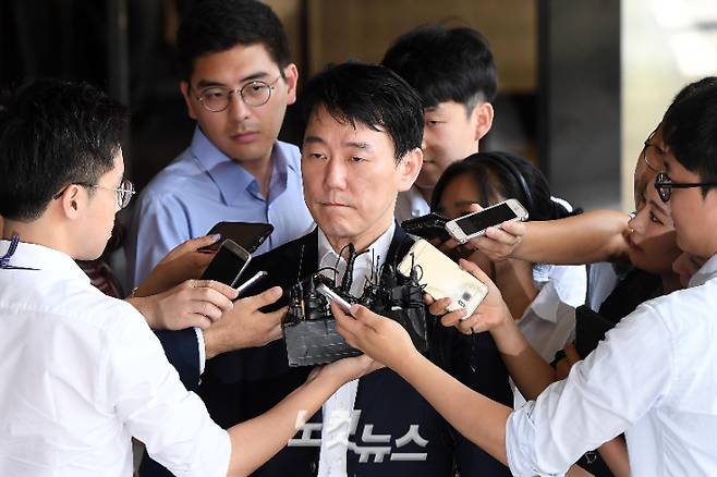 수십억 원대 횡령 등의 혐의로 징역 3년 6개월이 확정돼 KBO에서 영구 제명된 이장석 전 히어로즈 대표. 박종민 기자