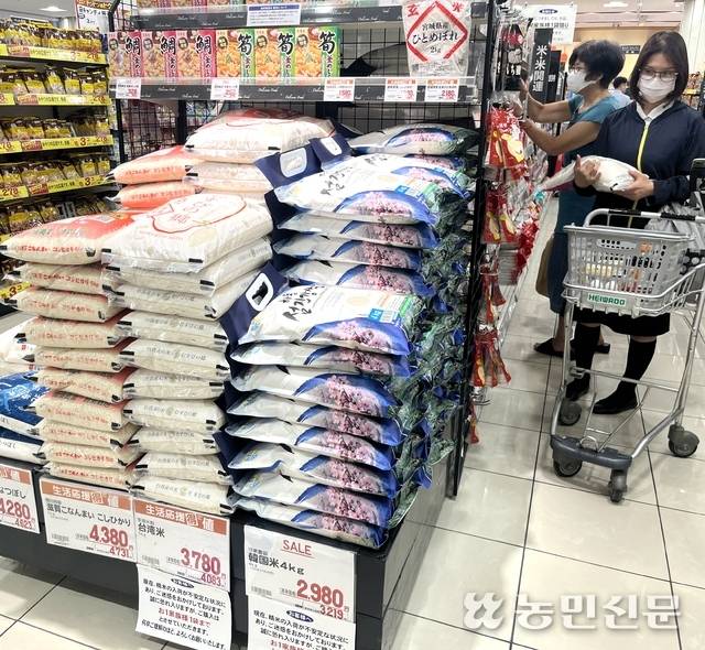 7일 일본 오사카 ‘헤이와도’ 후카에바시점에서 소비자들이 쌀을 고르고 있다. 가장 잘 보이는 곳에 경남 하동군농협쌀조공법인이 수출한 ‘하동 섬진강쌀’이 진열돼 있다.