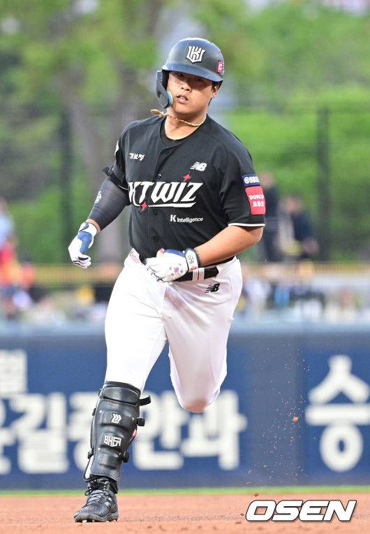 [OSEN=광주, 최규한 기자] 16일 오후 광주-기아 챔피언스필드에서 ‘2025 신한 SOL Bank KBO리그’ KIA 타이거즈와 KT 위즈의 경기가 열렸다.홈팀 KIA는 김도현, 방문팀 KT는 오원석을 선발투수로 내세웠다.2회초 무사 선두타자로 나선 KT 강백호가 선제 우월 솔로포를 날리고 그라운드를 돌고 있다. 2025.04.16 /