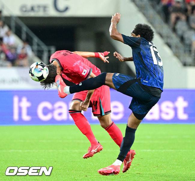 [OSEN=용인, 최규한 기자] 홍명보 감독이 이끄는 남자축구대표팀이 15일 오후 용인 미르스타디움에서 2025 동아시아축구연맹(EAFF) E-1 챔피언십(동아시안컵) 3차전 일본과 경기를 가졌다.&nbsp;한국은 1차전서 중국을 3-0, 2차전서 홍콩을 2-0으로 완파했다. 하지만 일본이 1차전서 홍콩을 6-1, 2차전서 중국을 2-0으로 이겼다. 골득실 +7의 일본이 +5의 한국을 누르고 조 선두인 상황이다. 나란히 2승을 거둔 한국과 일본은 대회 우승컵을 놓고 격돌한다.&nbsp;후반 한국 김주성이 헤더로 공을 따내고 있다. 2025.07.15 / dreamer@osen.co.kr