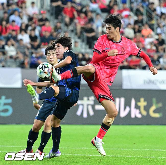 [OSEN=용인, 최규한 기자] 한국축구가 일본에 사상 첫 3연패를 당했다.&nbsp;홍명보 감독이 이끄는 남자축구대표팀은 15일 오후 용인 미르스타디움에서 열린 2025 동아시아축구연맹(EAFF) E-1 챔피언십(동아시안컵) 3차전에서 숙적 일본에게 0-1로 패해 우승컵 탈환에 실패했다.&nbsp;후반 한국 서민우가 볼다툼을 벌이고 있다. 2025.07.15 / dreamer@osen.co.kr