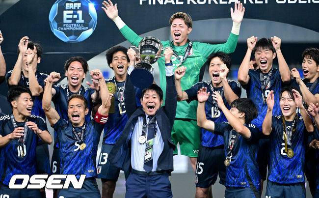 [OSEN=용인, 최규한 기자] 한국축구가 일본에 사상 첫 3연패를 당했다.&nbsp;홍명보 감독이 이끄는 남자축구대표팀은 15일 오후 용인 미르스타디움에서 열린 2025 동아시아축구연맹(EAFF) E-1 챔피언십(동아시안컵) 3차전에서 숙적 일본에게 0-1로 패해 우승컵 탈환에 실패했다.&nbsp;우승을 거머쥔 일본 모리야스 하지메 감독을 비롯한 코치진과 선수들이 우승 세리머니를 펼치고 있다. 2025.07.15 / dreamer@osen.co.kr