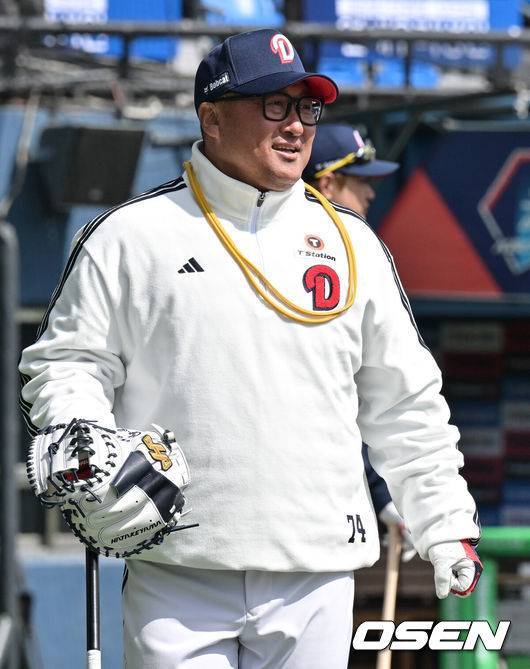 [OSEN=잠실, 조은정 기자]29일 서울 송파구 잠실야구장에서 2025 신한 SOL Bank KBO리그 두산 베어스와 삼성 라이온즈의 경기가 열린다.이날 홈팀 두산은 잭로그를, 원정팀 삼성은 원태인을 선발 투수로 내세웠다.두산 조인성 코치가 선수단 훈련을 지켜보고 있다. 2025.03.29 /cej@osen.co.kr