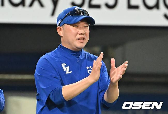 [OSEN=대구, 이석우 기자] 4일 대구삼성라이온즈파크에서 2025 신한 SOL 뱅크 KBO 리그 삼성 라이온즈와 LG 트윈스의 경기가 열렸다. 홈팀 삼성은 이승현이, 방문팀 LG는 송승기가 선발 출전했다. 삼성 라이온즈 박진만 감독이 LG 트윈스에 4-1로 승리한 후 축하 박수를 치고 있다. 2025.07.04 / foto0307@osen.co.kr