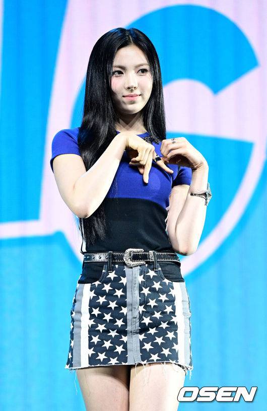 [OSEN=최규한 기자] 그룹 ifeye(이프아이-카시아, 라희, 원화연, 사샤, 태린, 미유)가 16일 오후 서울 한남동 블루스퀘어 SOL 트래블홀에서 미니 2집 물결 ‘낭’ Pt.2 ‘sweet tang(스윗탱)’을 발매 쇼케이스를 가졌다.이번 앨범 타이틀곡 ‘r u ok?’는 ifeye(이프아이)의 독보적인 멋스러움을 담아낸 노래로, 파워풀한 댄스곡 같으면서도 그 이면에 섬세한 악기 구성과 정교하게 설계된 그루브가 담겨 있어 리스너들의 귀를 사로잡을 것으로 기대된다.이프아이 미유가 포토타임을 하고 있다. 2025.07.16/ dreamer@osen.co.kr