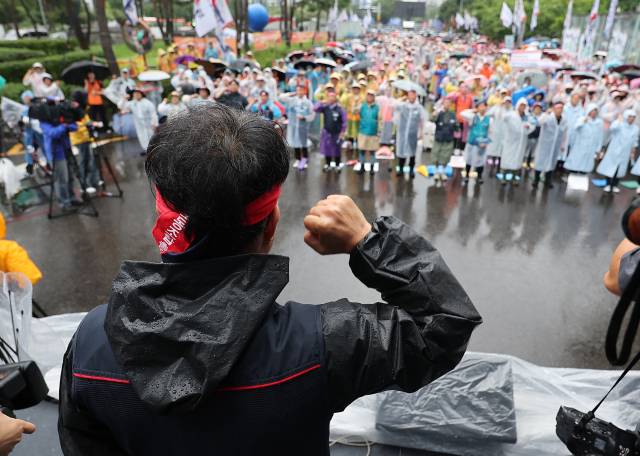 ▲전국민주노동조합총연맹(민주노총)이 16일 서울 영등포구 국회 인근에서 연 수도권 총파업 대회에서 참가자들이 구호를 외치고 있다. ⓒ연합뉴스