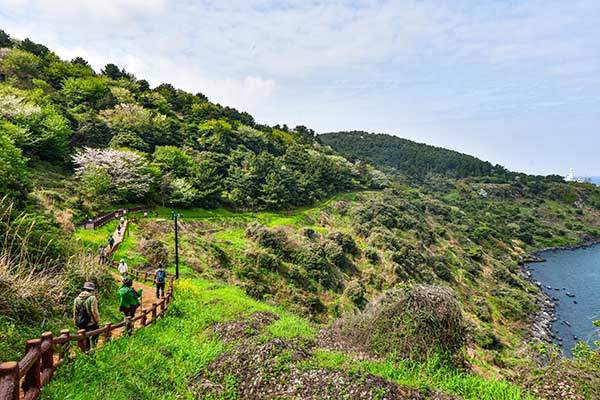 '애기업은돌' 근처에서 본 별도봉길. 눈이 호강하는 풍광이다.