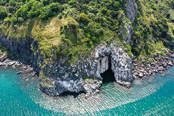 별도봉의 주상절리 절벽과 고래굴.