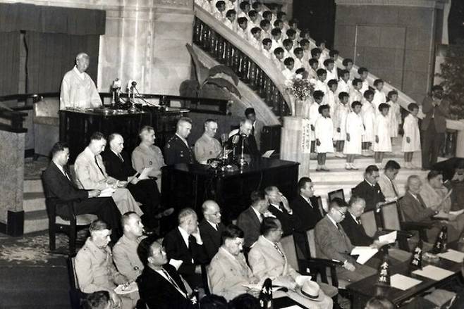 1948년 5월31일 신생 대한민국의 헌법 제정을 위해 소집된 제헌국회 개원식에서 이승만 당시 국회의장(왼쪽 상단)이 개회사를 하고 있다. 뉴시스