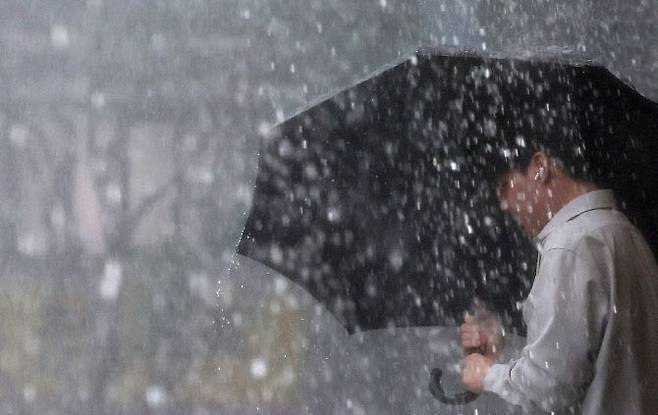 수요일인 16일은 전국 곳곳에 매우 강하고 많은 비가 내리겠다. 뉴시스