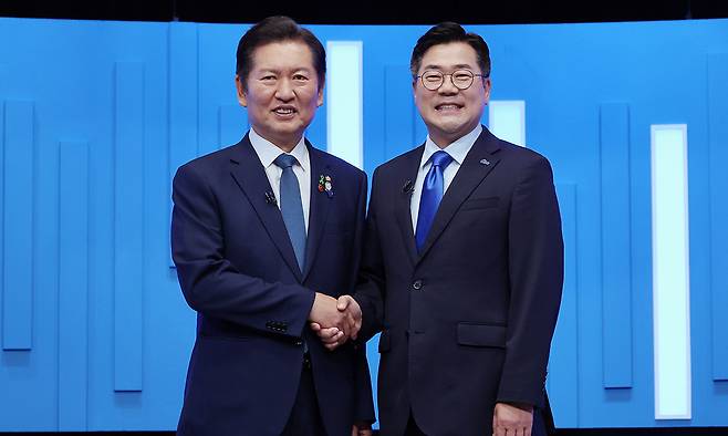 더불어민주당 당대표 선거에 출마한 정청래(왼쪽)·박찬대 후보가 16일 서울 양천구 목동 SBS에서 열린 TV토론회에 앞서 기념촬영을 하고 있다. 국회사진기자단