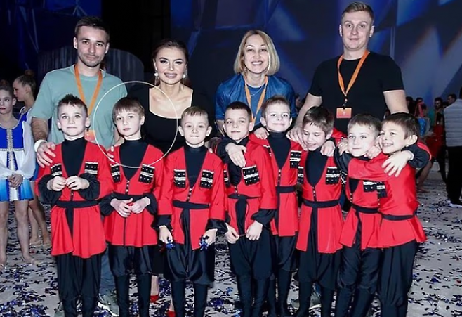 위 사진은 2023년 러시아에서 열린 알리나 카바예바 국제 자선 리듬체조 페스티벌(ALINA 2023)에서 촬영된 것으로 추정된다. 사진 아랫줄 왼쪽에서 두 번째는 푸틴 대통령의 아들 이번, 윗줄 왼쪽에서 두 번째가 푸틴 대통령의 32세 연하 연인 카바예바. 텔레그램 채널(VChK-OGPU) 제공