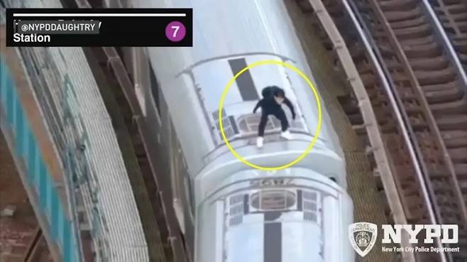 지하철 서핑의 자료사진. NYPD 제공