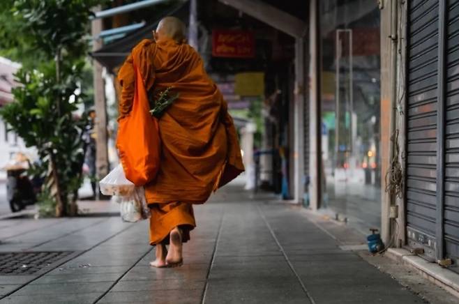 태국 승려 뒷모습. 기사와 관계없음. 자료사진