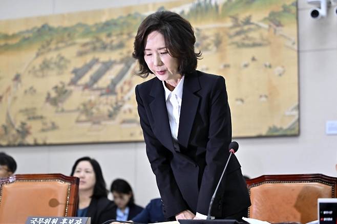 이진숙 사회부총리 겸 교육부 장관 후보자가 16일 국회 교육위원회에서 열린 인사청문회에서 자녀 유학 및 논문 등에서 불거진 의혹에 대해 사과하고 있다 . 2025.7.16 홍윤기 기자