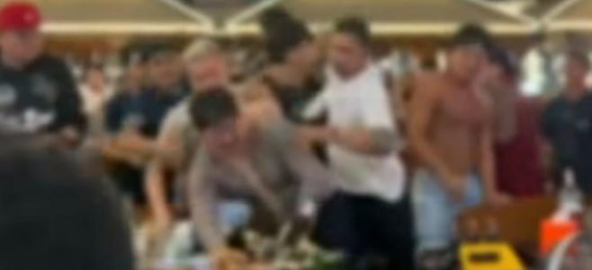 현지시간으로 11일 태국 파타야 식당에서 한국인 관광객들이 난투극을 벌이다 경찰에 체포됐다. 사건 현장을 담은 사진. 파타야메일 제공