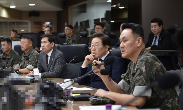 이재명 대통령이 취임 첫날인 지난 6월 4일 오후 합동참모본부 전투통제실을 찾아 김명수 합참의장(오른쪽)의 보고를 받고 있다. 사진 제공=국방부