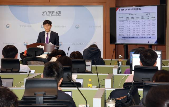 김문식 공정위 시장감시국장이 15일 정부세종청사 공정위 기자실에서 구글의 유튜브 뮤직 끼워팔기 건 등 공정거래법 위반 혐의 관련, 잠정 동의의결안이 마련되어 8월 14일까지 30일간 관계부처 및 이해관계인의 의견을 수렴한다고 밝히고 있다. 연합뉴스.