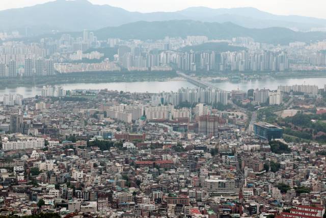 14일 남산 N서울타워에서 바라본 서울 시내 아파트 단지 모습. 연합뉴스