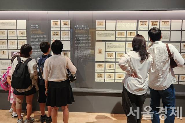 관람객들이 ‘일제 주요 감시 대상 인물 카드’를 살펴보고 있다. 최수문기자