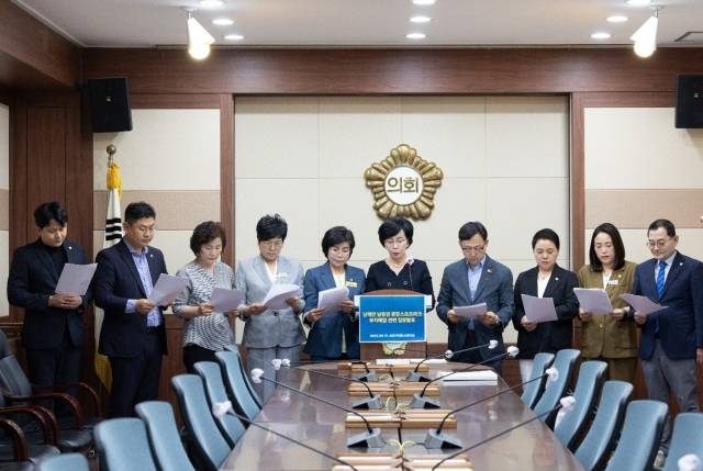 순천시의회에서 더불어민주당 순천(갑)지역위원회에 몸을 담은 시의원들이 지난달 12일 순천시의회 소회의실에서 이재명 대통령의 공약인 세계유니버시아드 대회 유치를 위해 반드시 필요한 ‘남해안 남중권 종합스포츠파크’ 조성에 반대하는 입장문을 발표하고 있다. 사진 제공=순천시의회