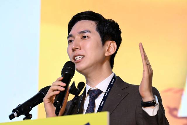 김제경 투미컨설팅부동산 소장이 16일 서울 중구 소공동 롯데호텔에서 열린 ‘서울경제 머니트렌드 2025’에서 서울·수도권 알짜 정비사업 투자 전략을 이야기하고 있다.