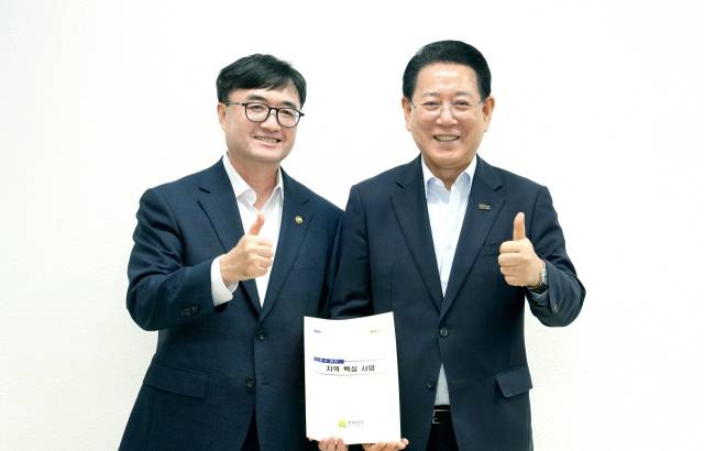 김영록(오른쪽) 전남도지사가 16일 서울지방조달청에서 임기근 기획재정부 2차관과 면담을 갖고 전남도 핵심 사업 해결을 위한 건의·협조를 요청한 뒤 기념촬영을 하고 있다. 사진 제공=전라남도