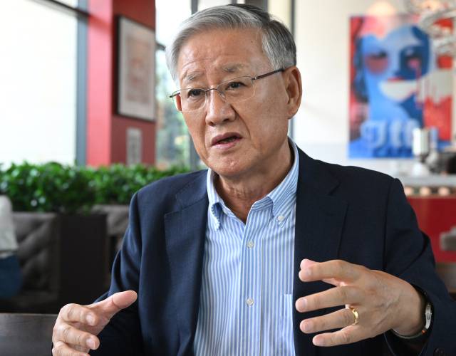 최창곤 전 국방기술품질연구원장이 서울경제신문과의 인터뷰에서 K9 자주포 개발 과정을 설명하고 있다. 오승현 기자