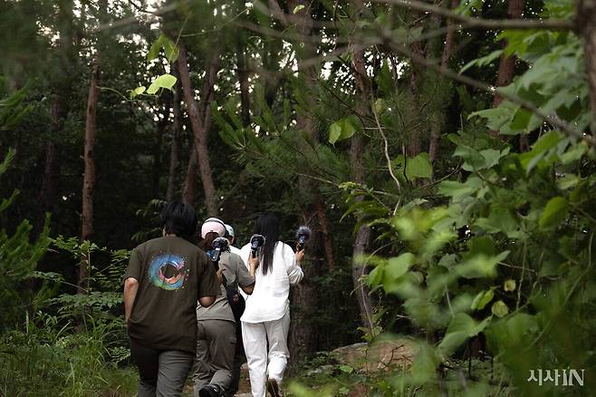아침 해가 뜬 후 뒷산으로 올라가는 중. ⓒ시사IN 박미소