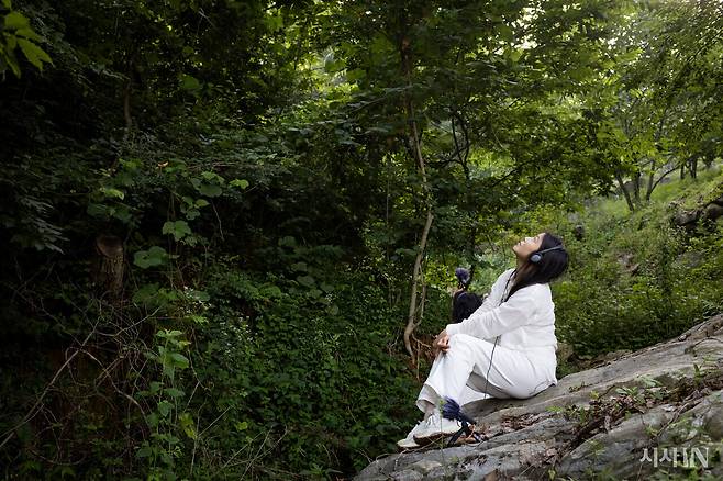 김산아씨가 바위에 앉아 물과 새소리를 듣고 있다. ⓒ시사IN 박미소