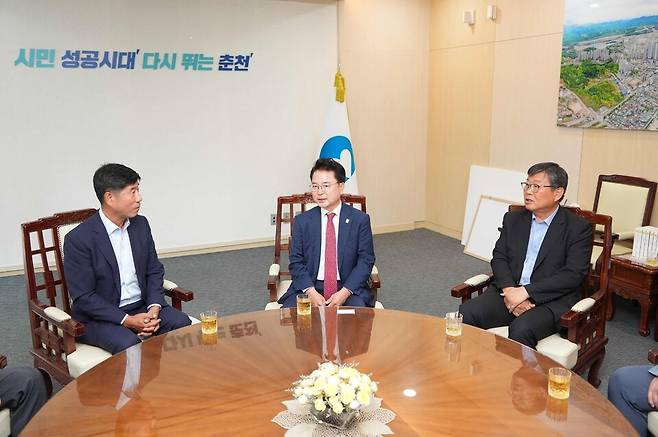 7월15일, 육동한 춘천 시장(가운데)이 양종수 대한테니스협회 부회장(왼쪽), 이강균 춘천시체육회장(오른쪽)과 데이비스컵 개최를 논의하고 있다. ⓒ 춘천시청 제공