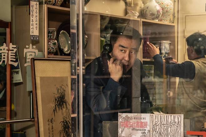 디즈니+ 오리지널 시리즈 ‘파인: 촌뜨기들’이 오늘(16일) 1~3회를 첫 공개하며, 신안 앞바다에 숨겨진 보물선을 둘러싼  욕망과 배신을 그린 본격 한탕 드라마의 서막을 연다. 사진제공 | 월트 디즈니 컴퍼니 코리아