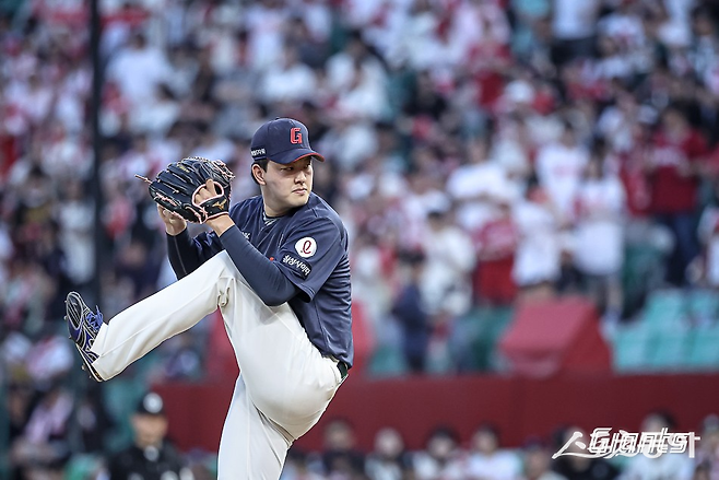 ‘탭댄스’ 루틴으로 유명한 롯데 자이언츠 투수 김원중. 사진제공｜롯데 자이언츠