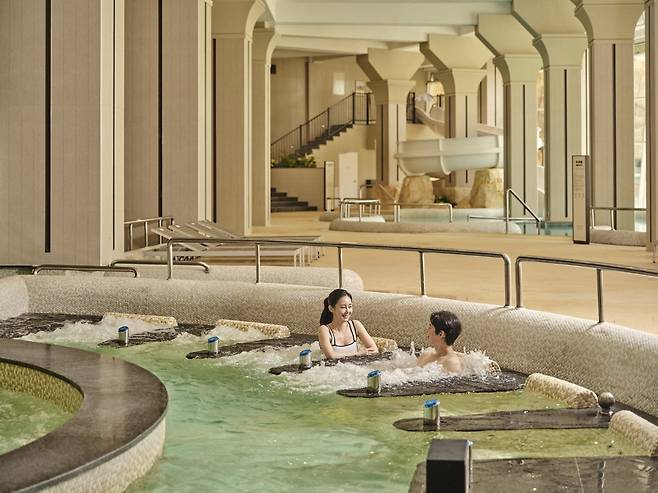 7월 1일 리뉴얼 오픈한 충남 에산 스플라스 스파&워터파크의 실내 바데풀             사진제공｜호반호텔앤리조트