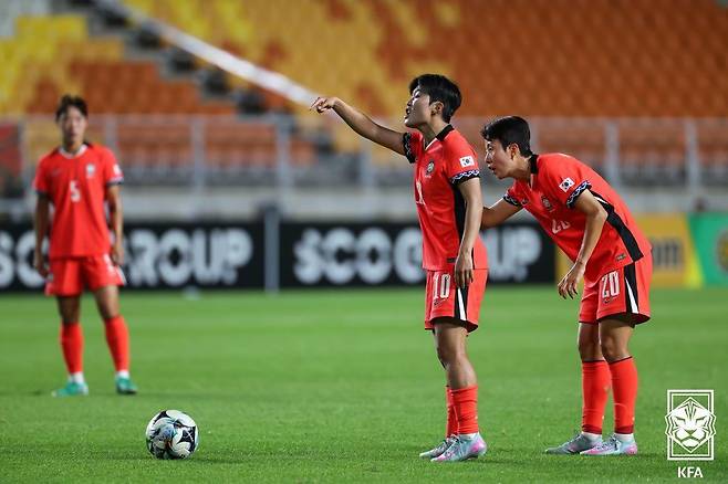 여자축구대표팀 지소연(가운데)이 9일 수원월드컵경기장에서 열린 중국과 E-1 챔피언십 여자부 2차전 도중 위치를 지시하고 있다. 사진제공｜대한축구협회