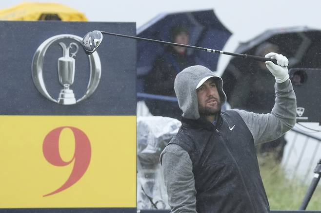 세계 1위 스코티 셰플러가 16일 영국 북아일랜드 로열 포트러시에서 열린 제153회 디 오픈 연습라운드 9번홀에서 드라이버샷을 한뒤 공을 바라보며 반응하고 있다. 앤트림｜AP연합뉴스