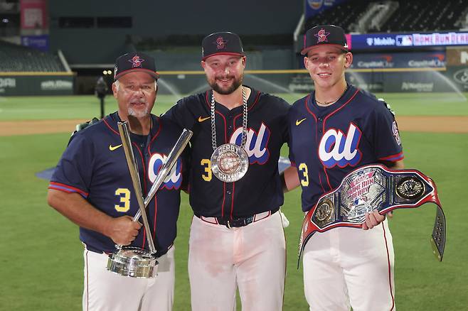 시애틀 칼 롤리(가운데)가 15일 홈런 더비 우승 후 아버지(왼쪽), 동생과 함께 기념촬영 하고 있다. 로이터연합뉴스