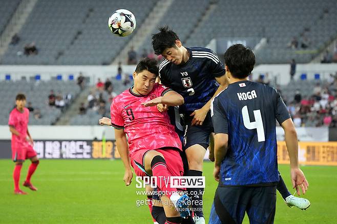 ▲ 한국 공격수들과 신체 싸움을 펼친 3명의 센터백 역시 기골이 장대했다. 우에다가 186cm, 아라키 하야토(산프레체 히로시마) 186cm, 안도 토모야(아비스파 후쿠오카)는 190cm를 자랑했다. 이호재와 오세훈 모두 190cm 이상의 신장을 자랑했지만, 산성들이 다수 달려드니 어쩔 도리가 없었다.