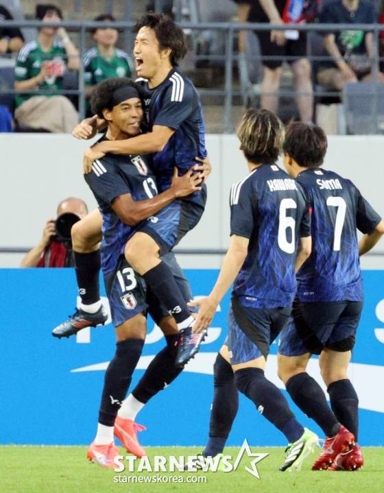 저메인 료(13번)가 15일 용인미르종합운동장에서 열린 2025 동아시아축구연맹(EAFF) E-1 챔피언십(동아시안컵) 일본과의 최종전 전반 초반 선제골을 성공시킨 후 환호하고 있다. /사진=강영조 선임기자