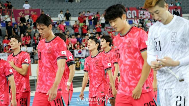 대한민국 축구대표팀 선수들이 15일 용인미르종합운동장에서 열린 2025 동아시아축구연맹(EAFF) E-1 챔피언십(동아시안컵) 일본과의 최종전에서 0-1로 패하며 우승컵을 내주며 아쉬움 가득한 표정으로 마무리하고 있다. 2025.07.15. /사진=강영조 선임기자