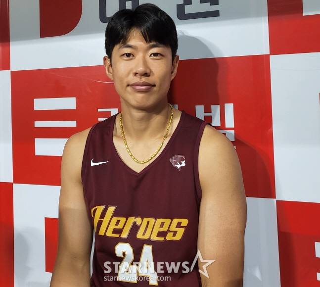 15일 훈련 후 취재진과 인터뷰를 하고 있는 송성문. /사진=안호근 기자