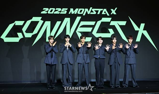 그룹 몬스타엑스(MONSTA X)가 16일 오후 서울 콘래드호텔에서 진행된 데뷔 10주년 기념 기자간담회에 참석해 포즈를 취하고 있다. /2025.07.16 /사진=이동훈 photoguy@