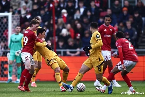 황희찬(왼쪽 두 번째)이 경기 중 상대 선수의 파울에 쓰러지고 있다. /AFPBBNews=뉴스1