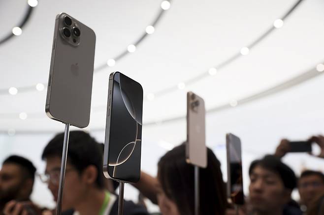 아이폰17 에어에만 티타늄 소재가 적용될 전망이다.[사진 | 뉴시스]