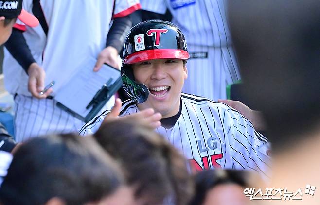 LG 트윈스 김현수가 올해 정규시즌 경기에 출전해 득점 후 동료들의 축하를 받고 있다. 엑스포츠뉴스 DB