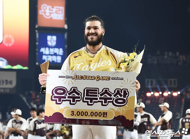 지난 12일 오후 대전 한화생명볼파크에서 열린 '2025 신한 SOL Bank KBO 올스타전' 드림 올스타와 나눔 올스타의 경기, 나눔이 8:6의 스코어로 승리했다. 경기 종료 후 나눔 폰세가 우수 투수상 수상 기념 촬영을 하고 있다. 엑스포츠뉴스 DB