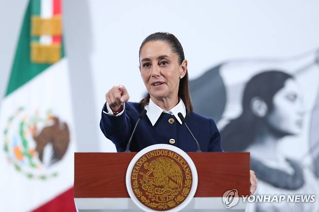 15일(현지시간) 일일 정례 기자회견하는 멕시코 대통령 [멕시코시티 EPA=연합뉴스. 재판매 및 DB 금지]