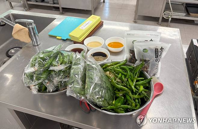 '은빛SOL다이닝' 프로그램 요리 재료 (서울=연합뉴스) 최혜정 인턴기자 = 요리 재료들이 조리대 위에 놓여 있다. 2025.7.16
